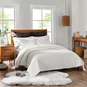 UGG QUEEN SIZE QUILT AND SHAMS